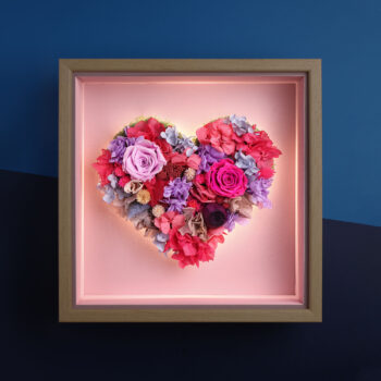 Corazón de flores preservadas vista frontal luz nocturna