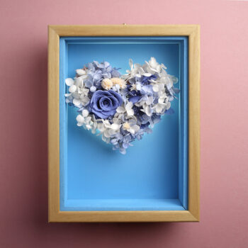 Corazón de flores preservadas vista frontal luz diurna