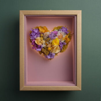 Corazón de flores preservadas vista frontal luz diurna