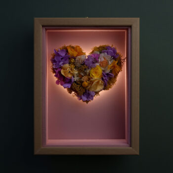 Corazón de flores preservadas vista frontal luz nocturna