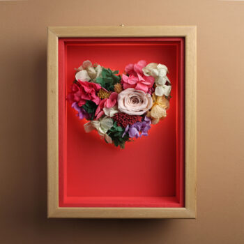 Corazón de flores preservadas vista frontal luz diurna