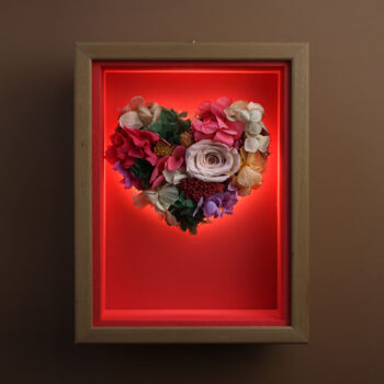 Corazón de flores preservadas vista frontal luz nocturna