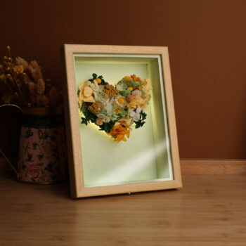 Corazón de flores preservadas sobre escritorio