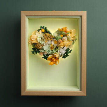 Corazón de flores preservadas vista frontal luz diurna
