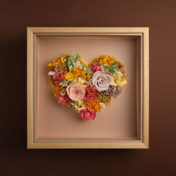 Corazón de flores preservadas vista frontal luz diurna