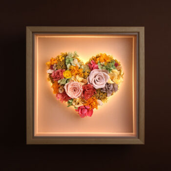 Corazón de flores preservadas vista frontal luz nocturna