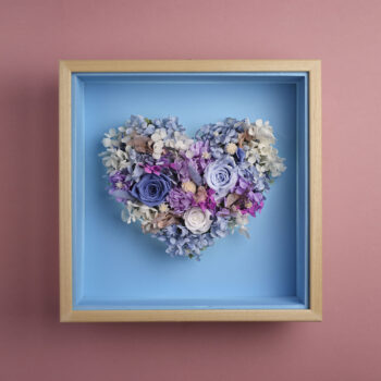 Corazón de flores preservadas vista frontal luz diurna