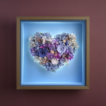 Corazón de flores preservadas vista frontal luz nocturna