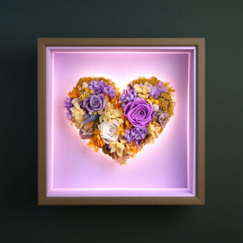 Corazón de flores preservadas vista frontal luz nocturna