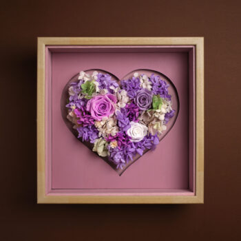 Corazón de flores preservadas vista frontal luz diurna