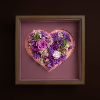 Corazón de flores preservadas vista frontal luz nocturna