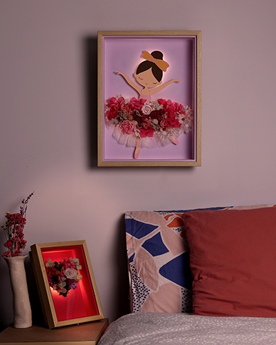 Cuadro de bailarina de ballet con flores decorando un dormitorio