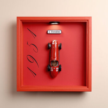 Cuadro decorativo Ferrari 375 F1 de 1951 pilotado por José Froilán González con iluminación LED y marco de madera rojo.