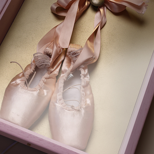 Zapatillas de ballet protegidas con vidrio en cuadro decorativo