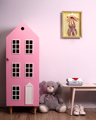 Cuadro de zapatillas de ballet decorando una habitación infantil