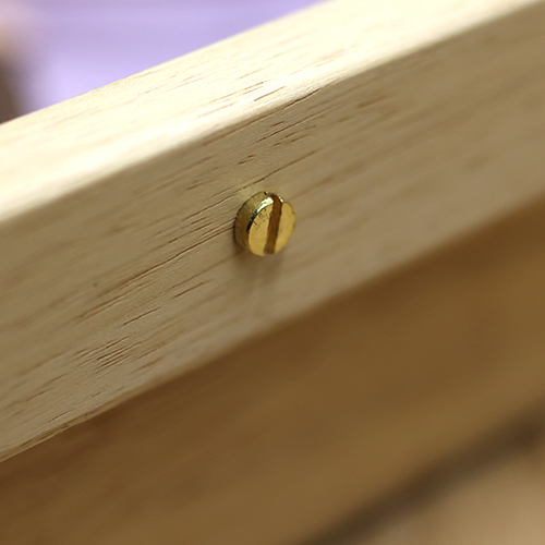Detalle del acabado de madera de un cuadro para zapatillas de ballet