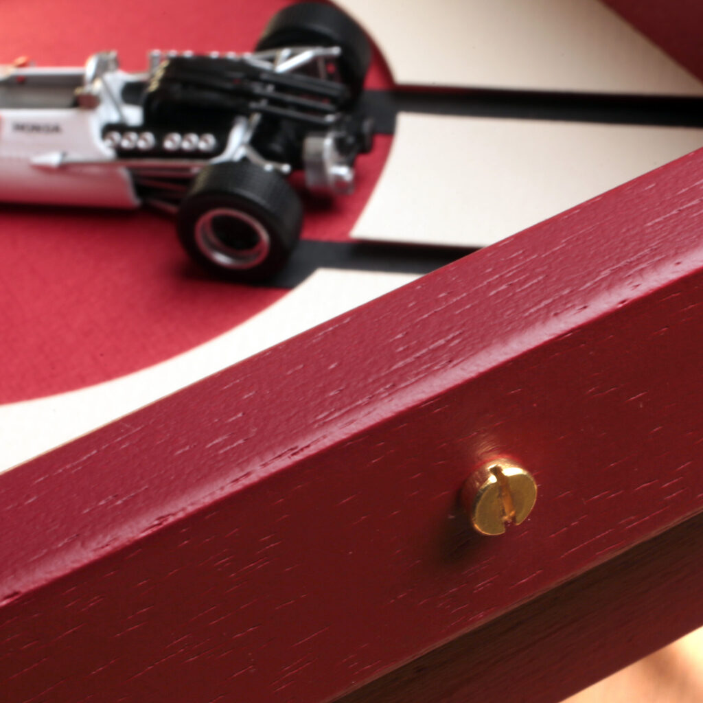 Detalle de marco de madera hecho a mano para cuadro de coche de competición