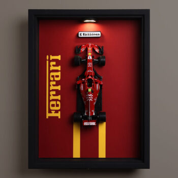 Ferrari SF71H de Kimi Räikkönen iluminado de noche