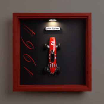 Ferrari 158 F1 de John Surtees iluminado de noche