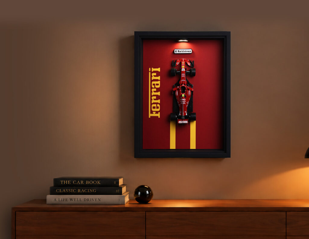 Cuadro iluminado con maqueta de Ferrari F1 en una decoración de interior elegante