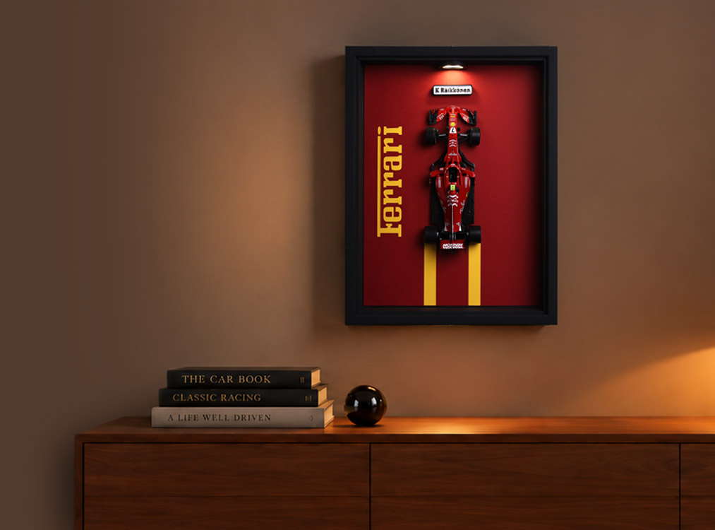 Cuadro iluminado con maqueta de Ferrari F1 en una decoración de interior elegante